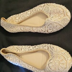 10M beige lacey flats
